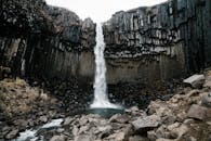 玄武岩柱上的瀑布令人惊叹，大自然的杰作被完美捕捉