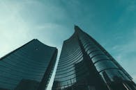 在意大利米兰的蓝天下，矗立着现代建筑设计的玻璃摩天大楼