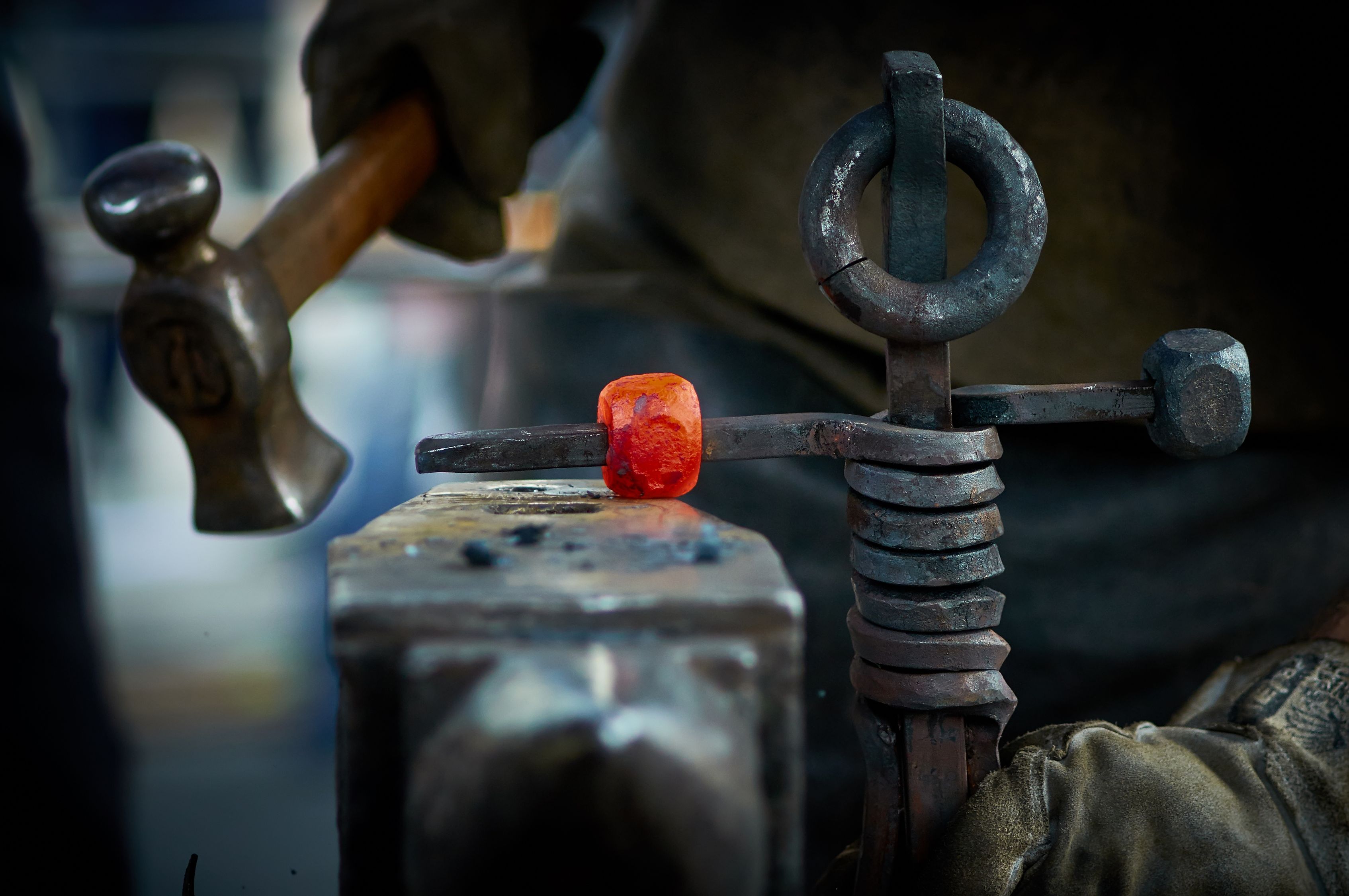 Crop man forging metal in smithy · Free Stock Photo