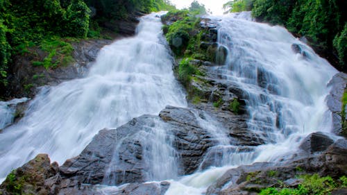 Cascadas De Agua Y Montaña