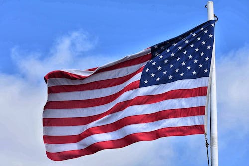 Drapeau De Nous Affichant Sur Le Poteau