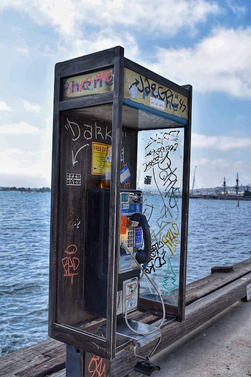 Fotos de stock gratuitas de cabina telefónica, pintura en aerosol, vieja escuela
