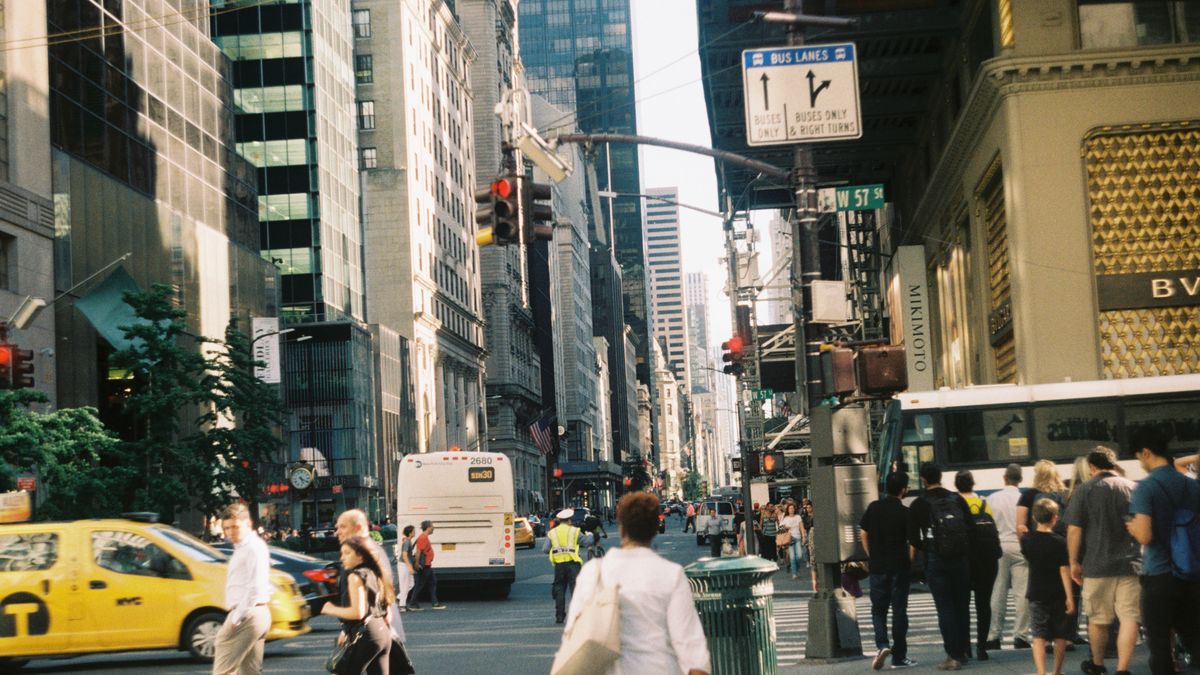 Peatones cruzando una calle, ejemplo de verbos de movimiento en inglés