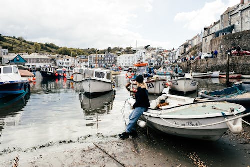 Ingyenes stockfotó Cornwall, csónakok, nő témában