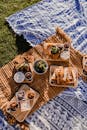 户外野餐的美味食物包括各种面包、奶酪和小吃