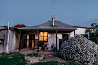 黄昏时分，田园诗般的小屋外观在鲜花盛开和宁静的气氛中显得格外迷人