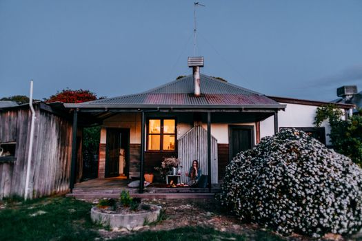 黄昏时分，田园诗般的小屋外观在鲜花盛开和宁静的气氛中显得格外迷人