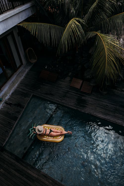Gratis stockfoto met anoniem, badmode, bij het zwembad