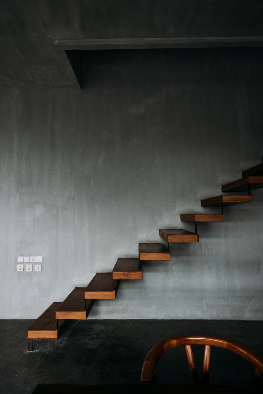 Escalera contemporánea con peldaños de madera