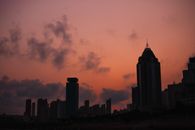 在日落时分的办公区，高塔矗立于当代大都市的城市景观中