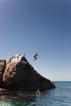 阳光明媚的日子里，一个人跳入大海，捕捉那自由与冒险的激动时刻