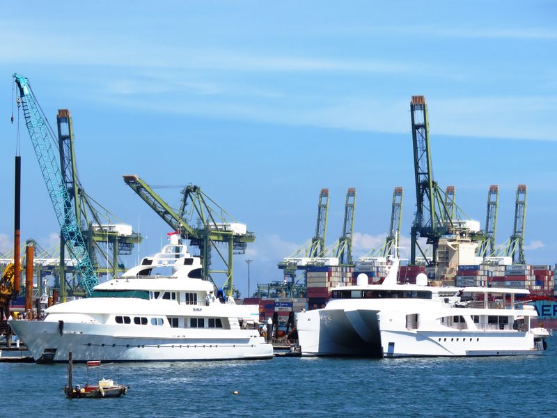Lancha deportiva en mar abierto para pesca