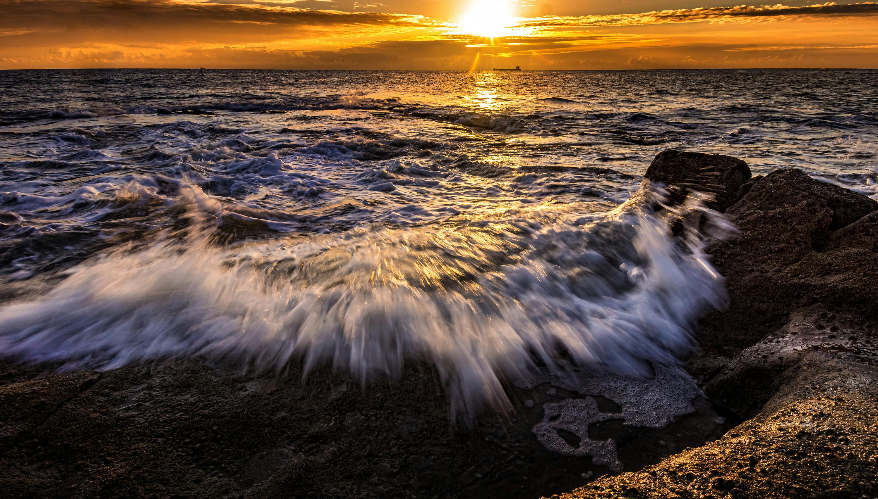 Rippled sea with rapid water stream in evening · Free Stock Photo