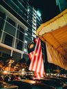 夜晚，卡姜市的街道生机勃勃，马来西亚国旗显眼地悬挂着