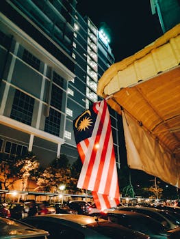 夜晚，卡姜市的街道生机勃勃，马来西亚国旗显眼地悬挂着