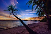 马尔代夫宁静海滩上的迷人热带日落，非常适合宁静的假期