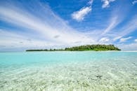在马尔代夫拉穆环礁，探索一座被清澈海水环绕的宁静热带岛屿