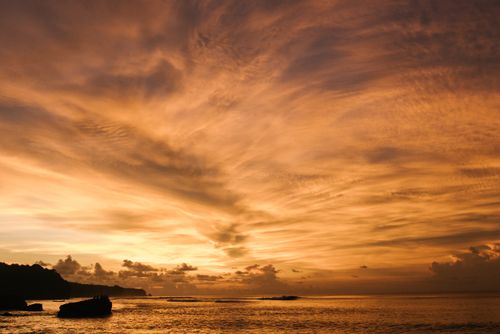 Free Captivating sunset with golden skies over a tranquil sea backdrop, perfect for serene nature visuals. Stock Photo