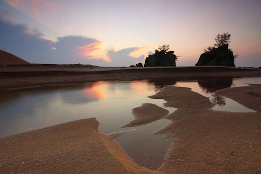 宁静的海滩上，沙滩悬崖与日落倒影共同捕捉了大自然的静谧