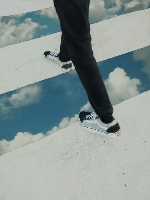 Darmowe zdjęcie z galerii z chmury, chodzenie, czarne dżinsy