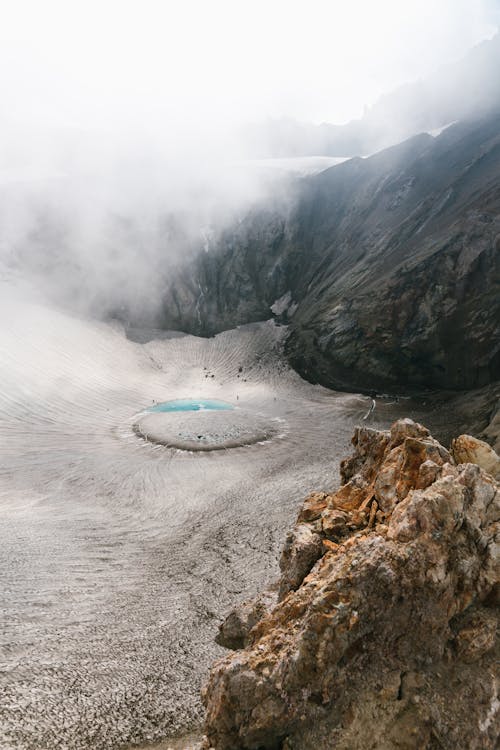 Free Clouds over Lake in Mountains Stock Photo