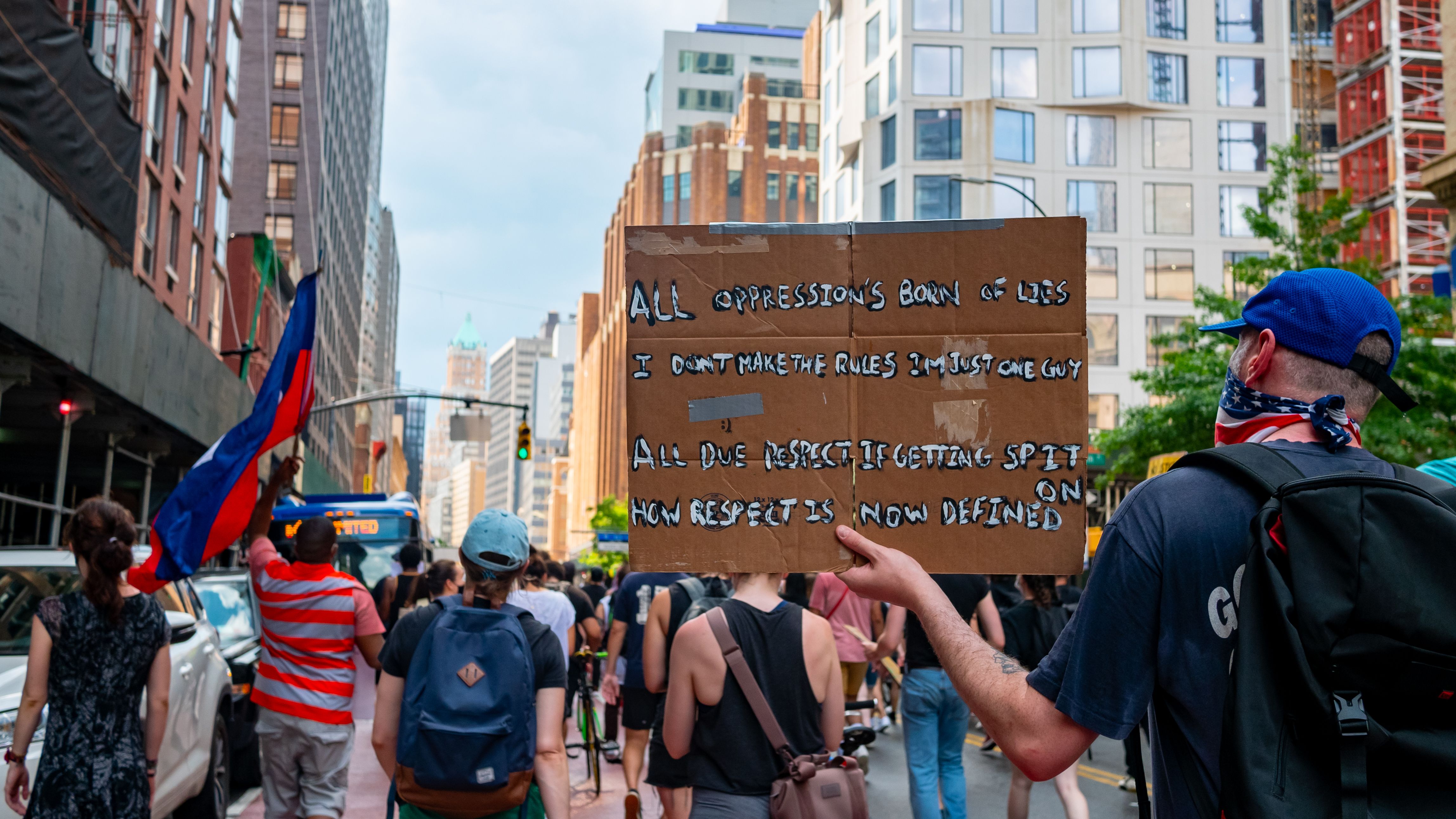 在城市街道上，人们举着标语游行抗议