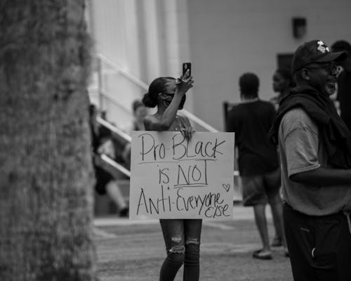 Fotos de stock gratuitas de activista, banderola, blanco y negro