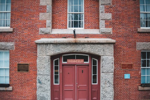 Free Brick building with inscription Museum above front door Stock Photo