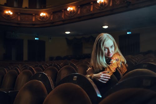 Femme Assise Sur Une Chaise De Théâtre