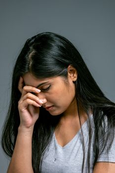 一位若有所思、手放在脸上的黑发年轻女子的肖像