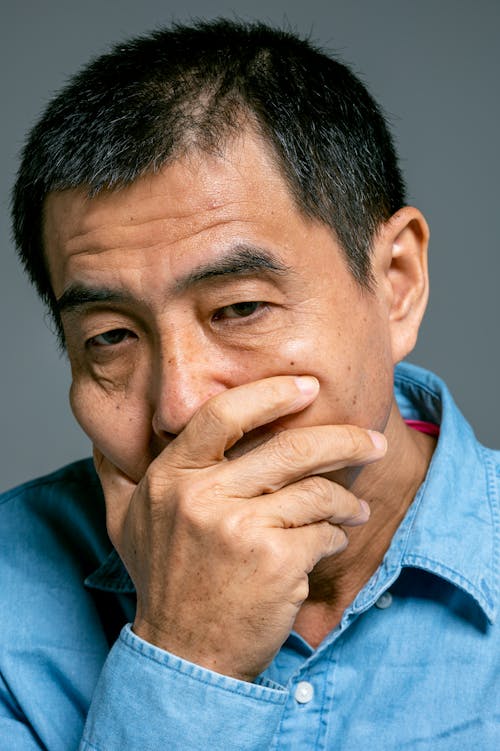 Free Kostnadsfri bild av asiatisk man, blå skjorta, handen på munnen Stock Photo