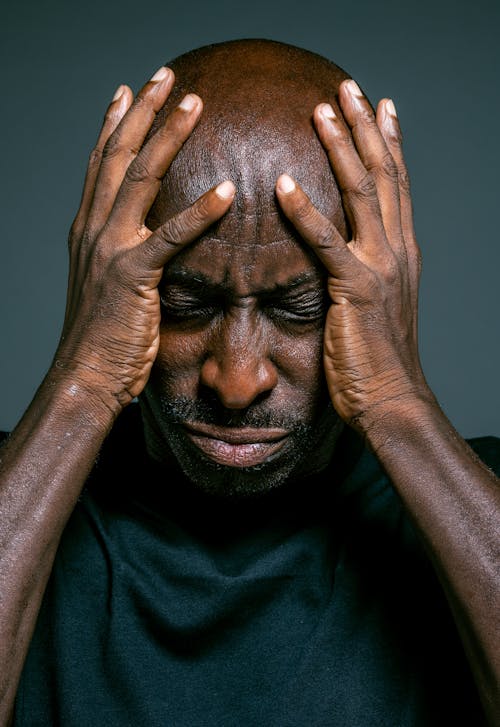 Kostenloses Stock Foto zu afroamerikanischer mann, besorgt, betrübt