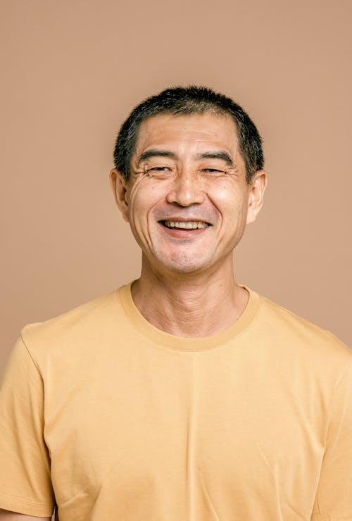 Kostenloses Stock Foto zu asiatischer mann, fröhlich, glücklich