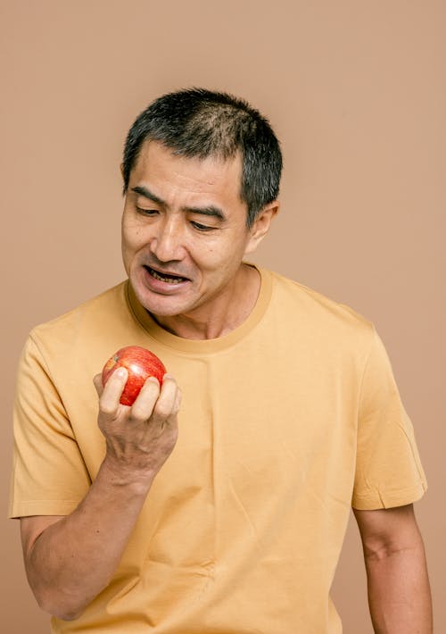 Gratuit Imagine de stoc gratuită din bărbat asiatic, fructe proaspete, furios Fotografie de stoc