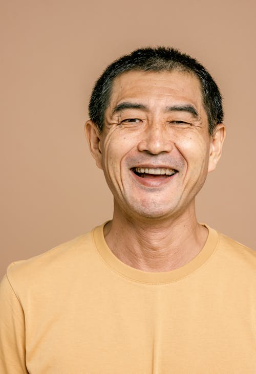 Kostenloses Stock Foto zu asiatischer mann, fröhlich, lächeln
