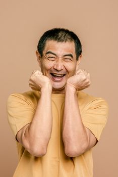 一位开朗的老人，双手托着下巴，脸上洋溢着快乐的表情，背景是棕色的