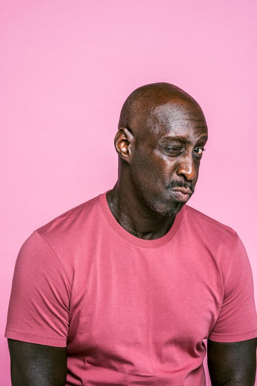 Gratis stockfoto met Afro-Amerikaans, binnenshuis, gekleurde man