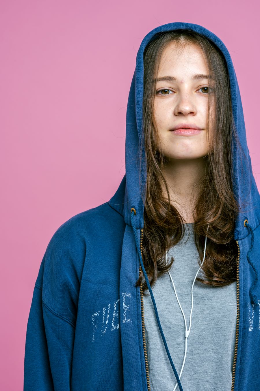 Persona con hoodie gris oversize