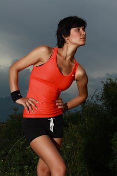 一位穿着橙色上衣的健美女性在户外锻炼，展现了健康的生活方式