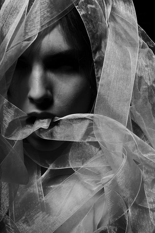 Photographie En Niveaux De Gris D'une Femme Portant Un Voile