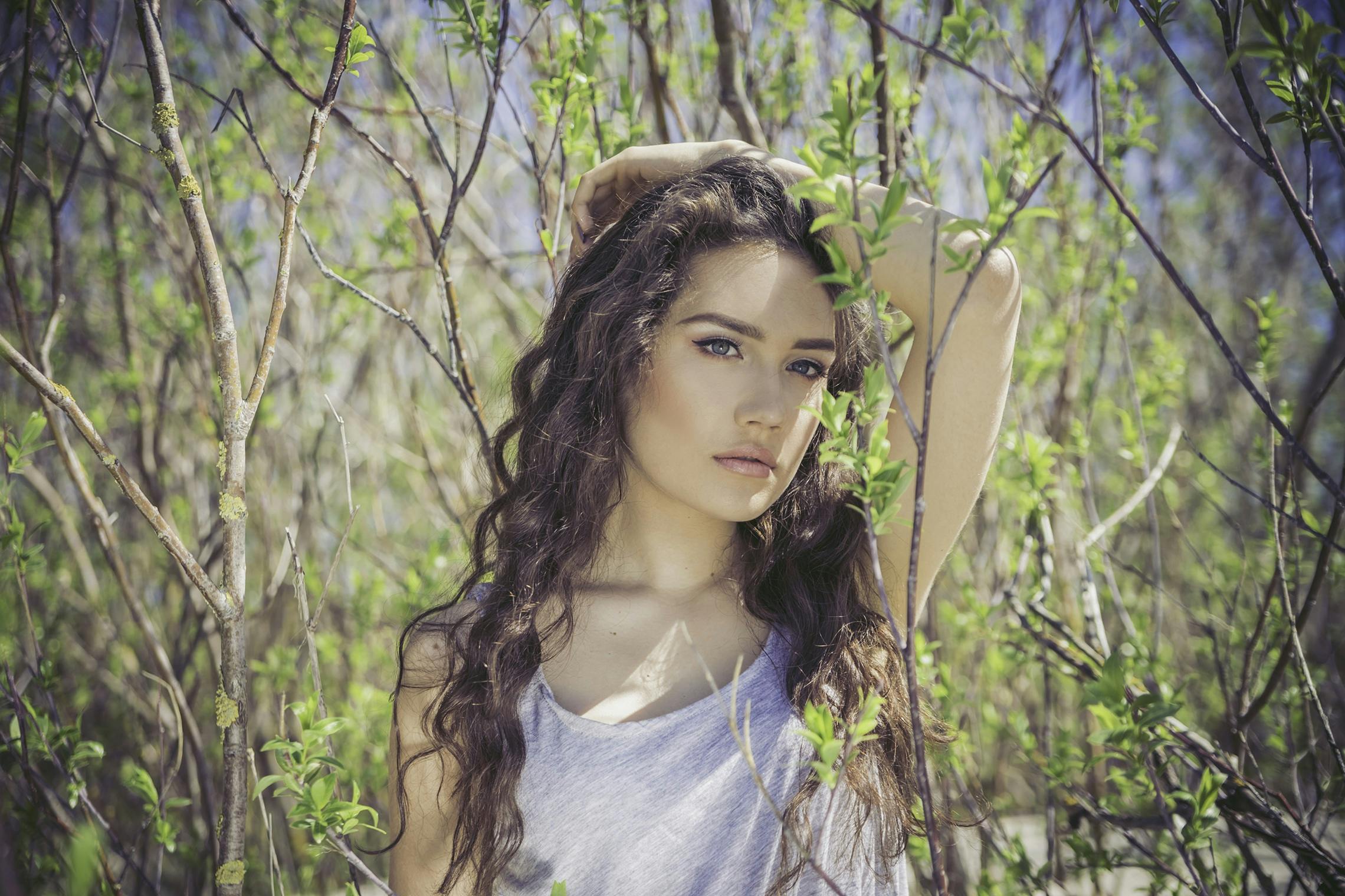 Kostenloses Foto zum Thema bauch, braune haare, brust