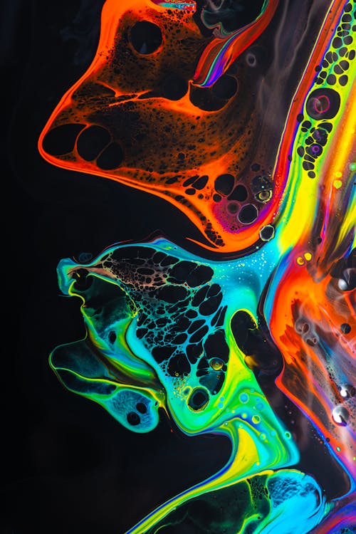 Free 검은 색 표면에 소용돌이 치는 네온 페인트의 다채로운 믹스 Stock Photo