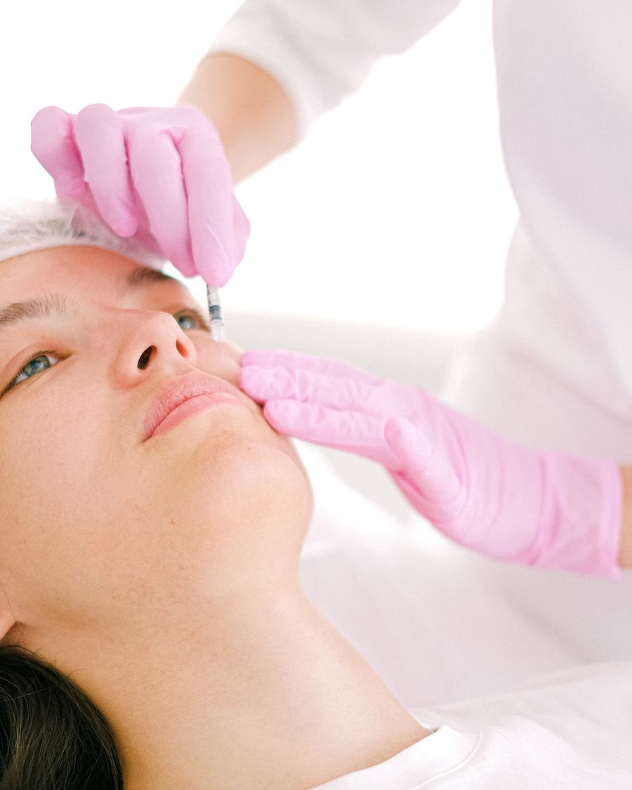 Fine-needle skin booster injection in a clinic, representing PDRN injection at Bailor Clinic in Sinsa, Gangnam