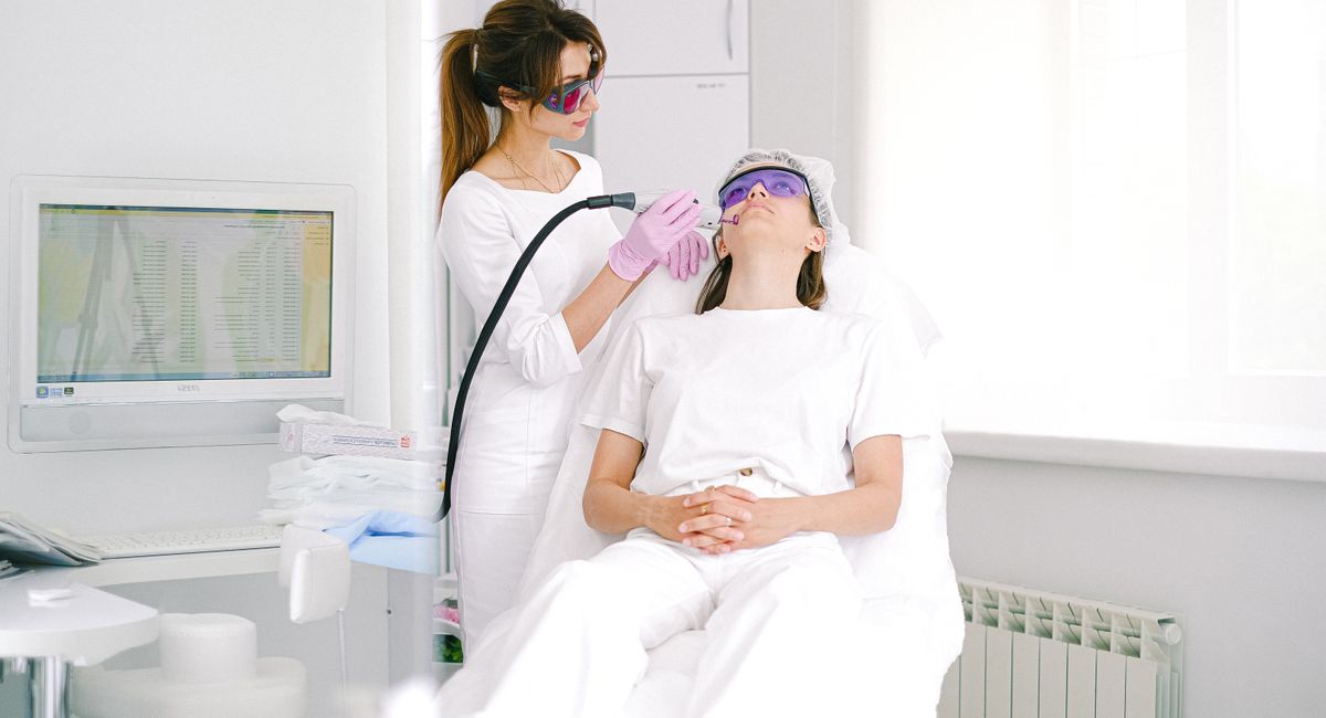 Illustration, masque led visage avis dermatologue