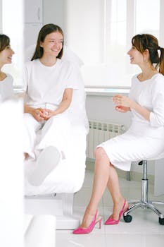 在明亮而现代化的医疗诊所里，两个女人愉快地交谈