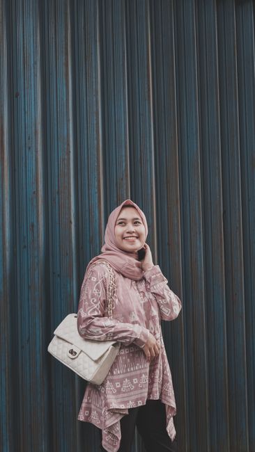Desenli tuniğe pembe başörtüsü, yanına da beyaz çanta; bugün keyfim yerinde 🌸
#günlükkombin #pink #hijab #bag