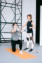 两名女性在配有哑铃的室内工作室里锻炼，专注于健康的生活方式