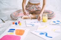 创意工作室里，色彩缤纷的油漆和纸张构成了充满活力的艺术场景