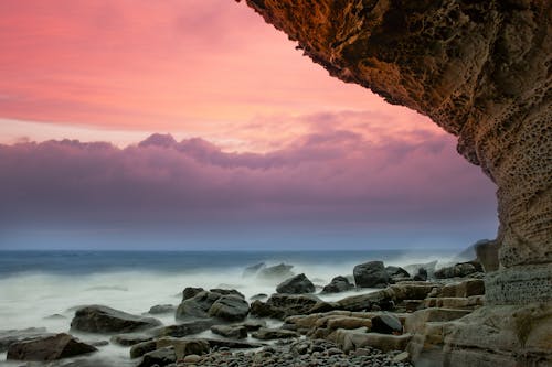 無料 昼間の海の大きな石 写真素材