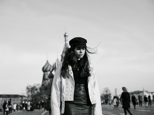 Základová fotografie zdarma na téma brunetka, černobílý, kožená bunda
